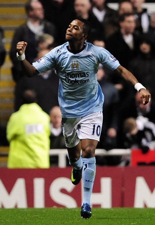 里程碑，海港中场徐新已为中国俱乐部出战200场比赛（徐新达成里程碑：代表中国俱乐部出战满200场）