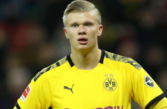 球员赛后把球衣送给癌症小球迷（赛后球员将球衣赠予患癌小球迷）