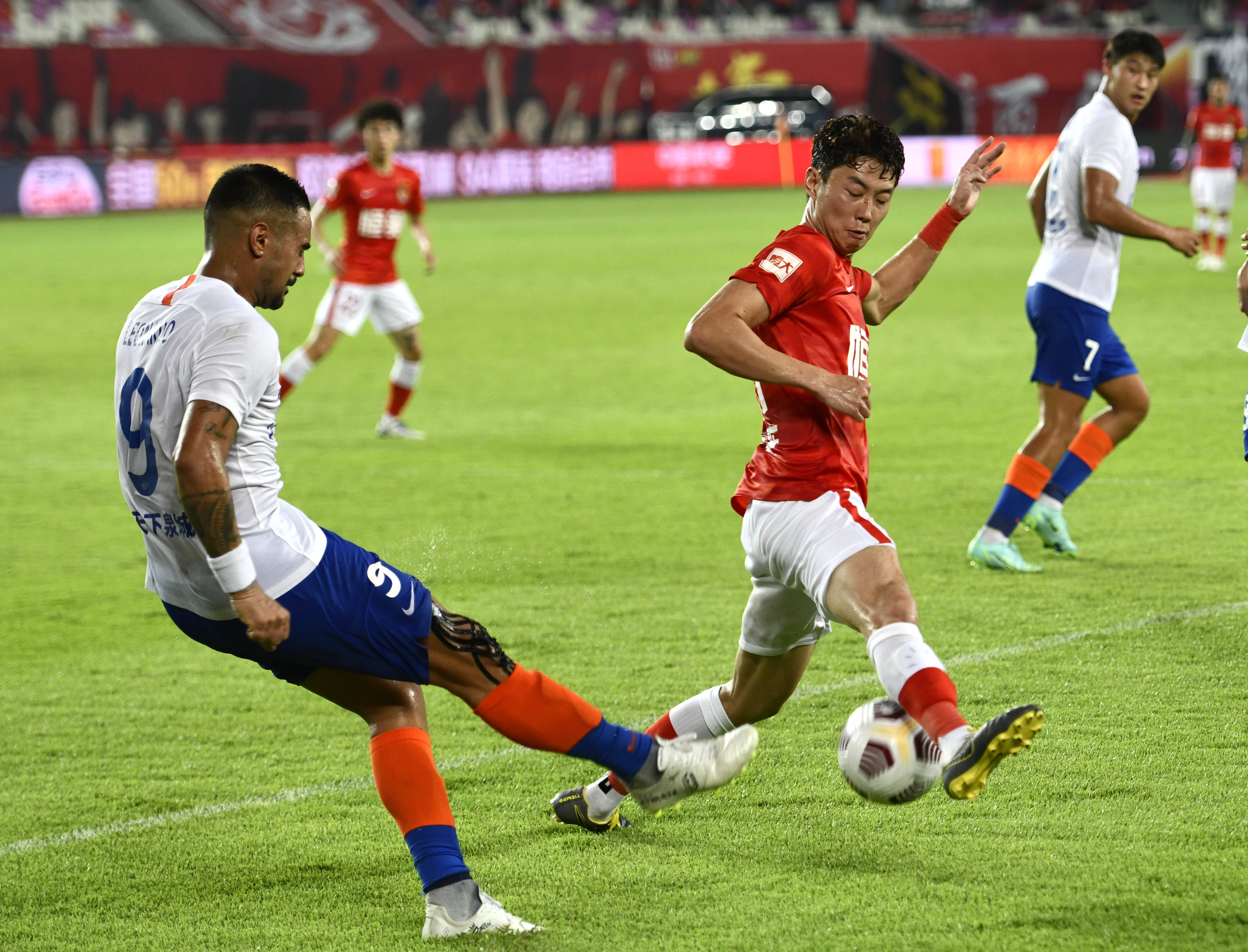 巴黎圣日耳曼内马尔帽子戏法（内马尔为巴黎圣日耳曼上演帽子戏法）