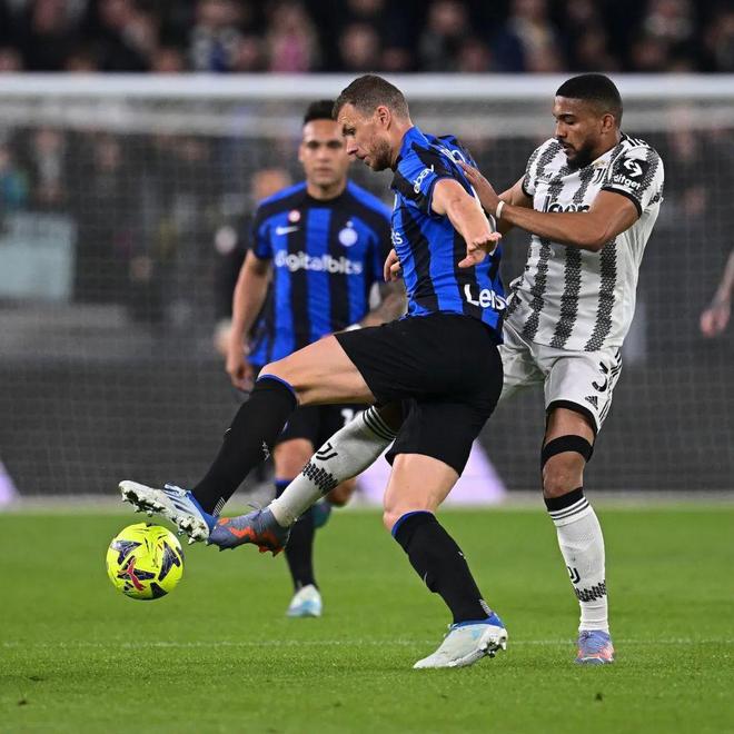 球员倒地救球拼劲十足（球员飞身倒地奋力救球）